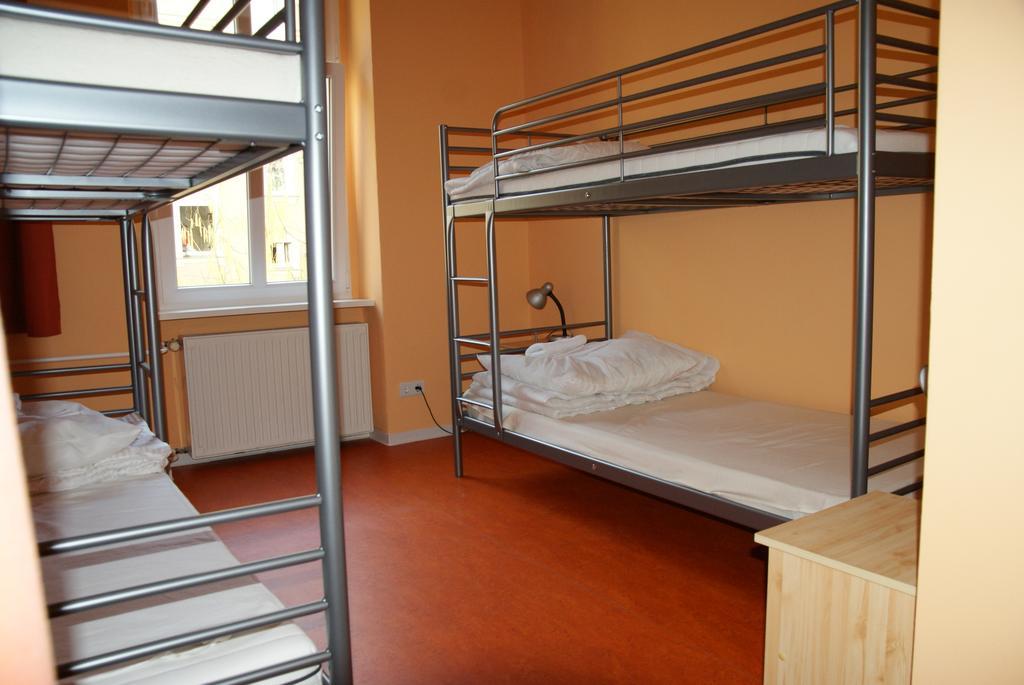 Happy Go Lucky + Hostal *