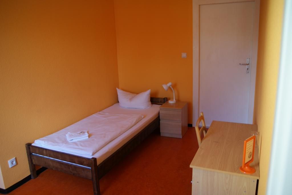Hostal Happy Go Lucky + *