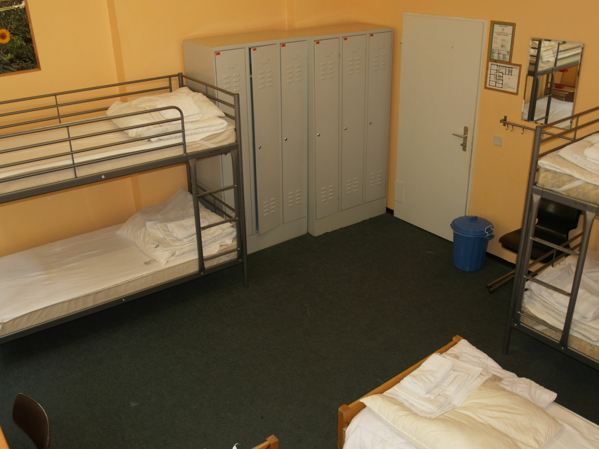 Hostal Happy Go Lucky + *