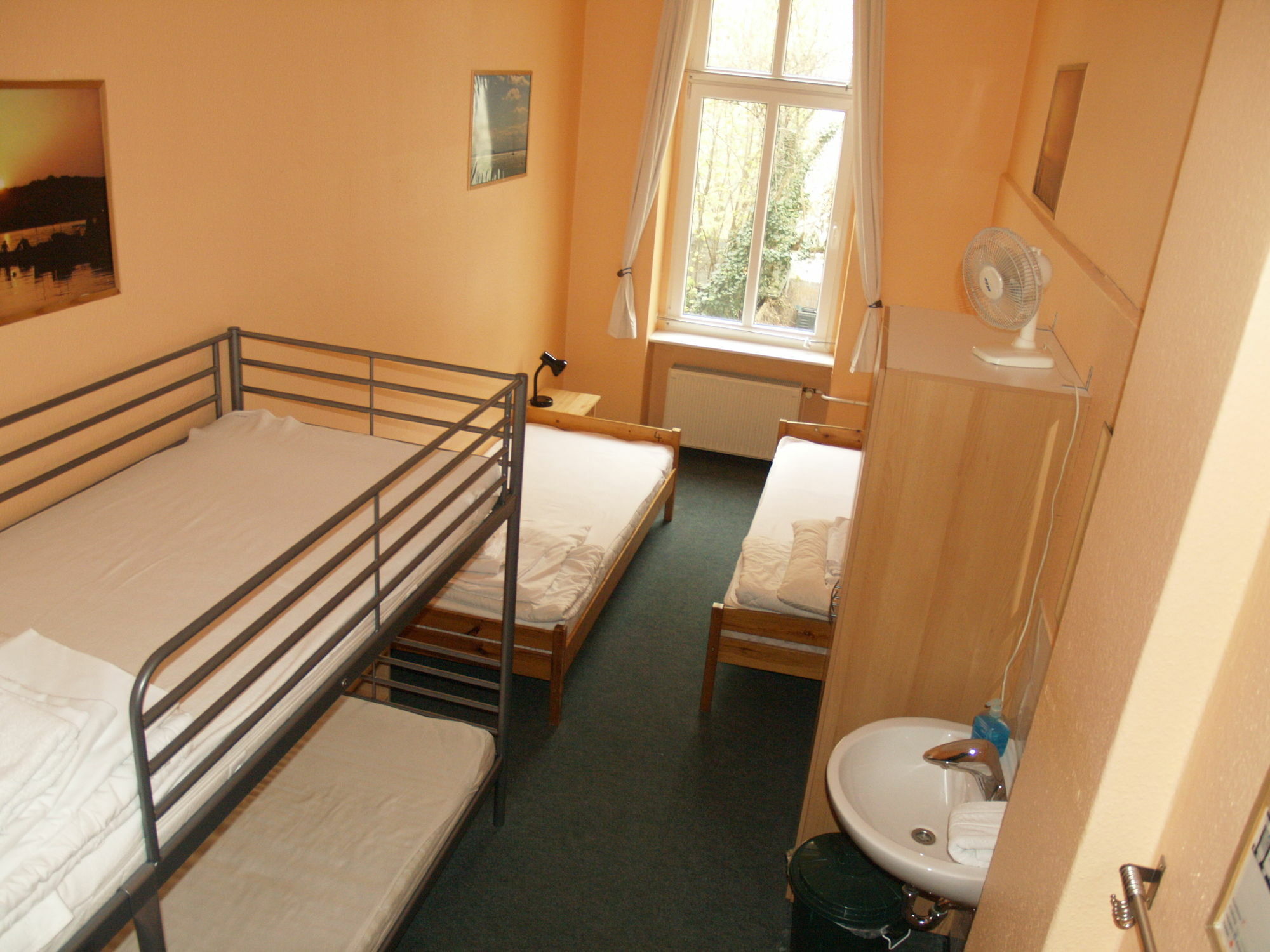Happy Go Lucky + Hostal